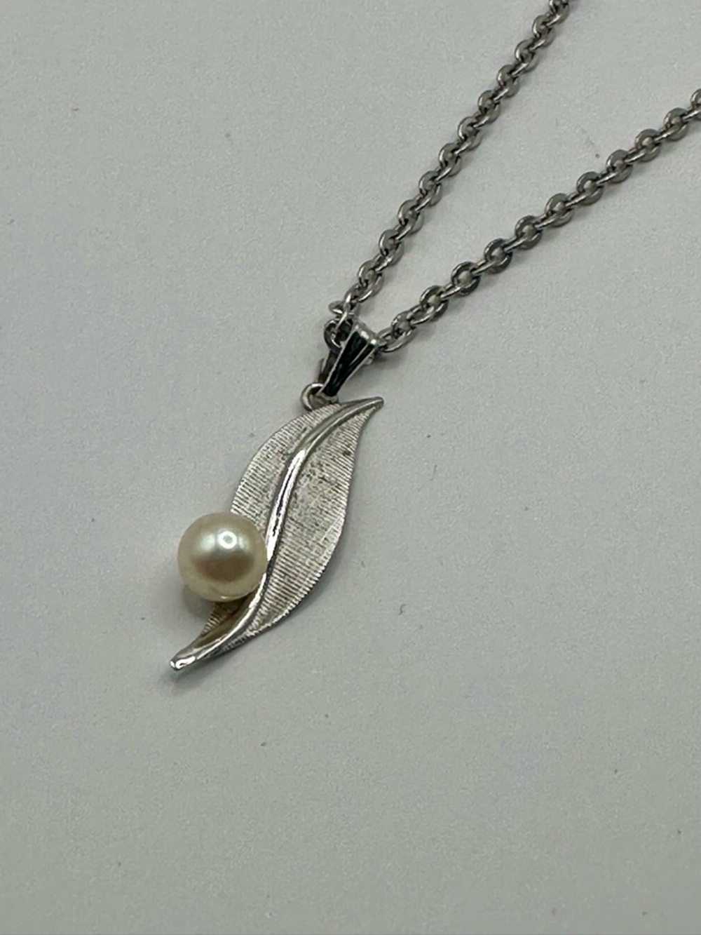 Vintage Sterling Silver Leaf Pearl Pendant Necklace - White Pearl - Picture 9 of 9